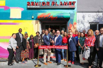 OATS Executive Director Tom Kamber joins Mayor Francis Suarez for the ribbon-cutting ceremony held on November 30th, showcasing the city’s support for the new Senior Planet Miami.