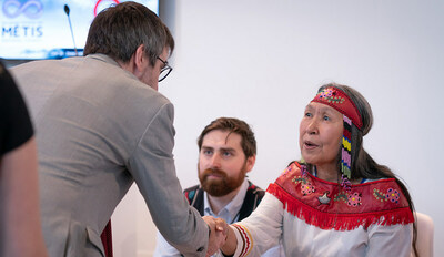 Le ministre Guilbeault donne la main  Alexina Kublu, une ane autochtone des Premires Nations au sein de l'Assemble des Premires Nations,  la COP28. (Groupe CNW/Environnement et Changement climatique Canada)