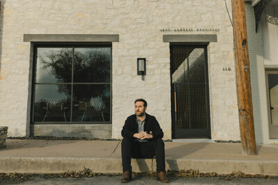 Jeff Garnett in front of the Jeff Garnett Studio in Glen Rose, Texas (photo by Hannah Middleton)