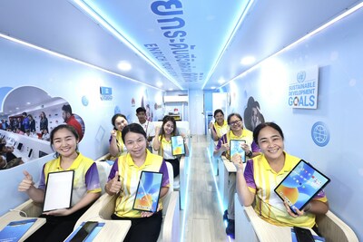 Estudiantes a bordo en el autobús digital de Huawei