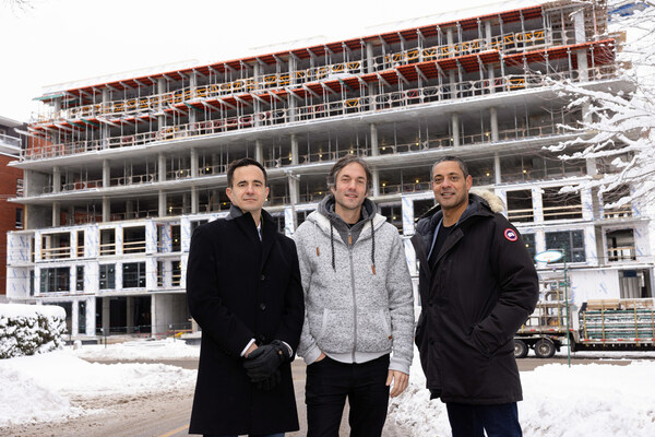 Ali Lakhdari, partenaire chez Cogeim, Florent Moser, président de Demonfort et Geoffray Ancinon, directeur aux investissements au Fonds immobilier de solidarité FTQ devant le chantier de Perspectives Bates. Le projet comptera 73 unités résidentielles en copropriété réparties sur 7 étages et la livraison est prévue à l’automne 2024. (Groupe CNW/Fonds de solidarité FTQ)