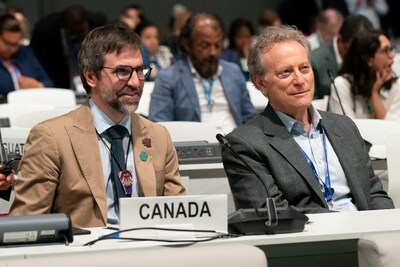 Le ministre Guilbeault et l'honorable George Heyman, ministre de l'Environnement et de la Stratgie contre les changements climatiques de la Colombie-Britannique, lors de la COP28 (Groupe CNW/Environnement et Changement climatique Canada)