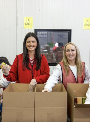 Celebrity partner, Katie Lee Biegel, and Milo’s Tea CEO, Tricia Wallwork, volunteer their time together to help pack 420 boxes to be distributed throughout New York City’s five boroughs this holiday season.<br />
Credit: Julie Florio
