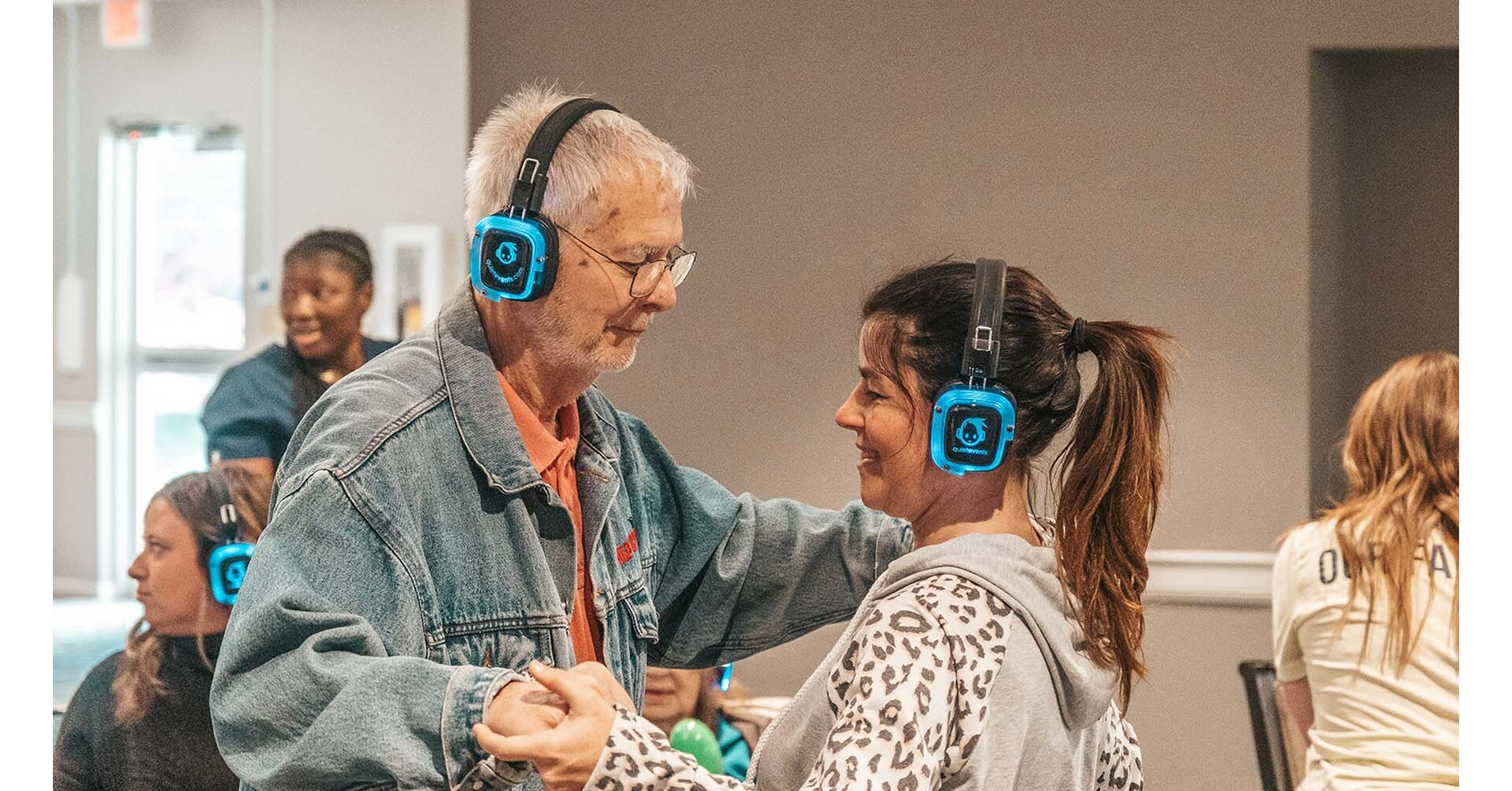 People with dementia or other forms of cognitive impairment smile, sing