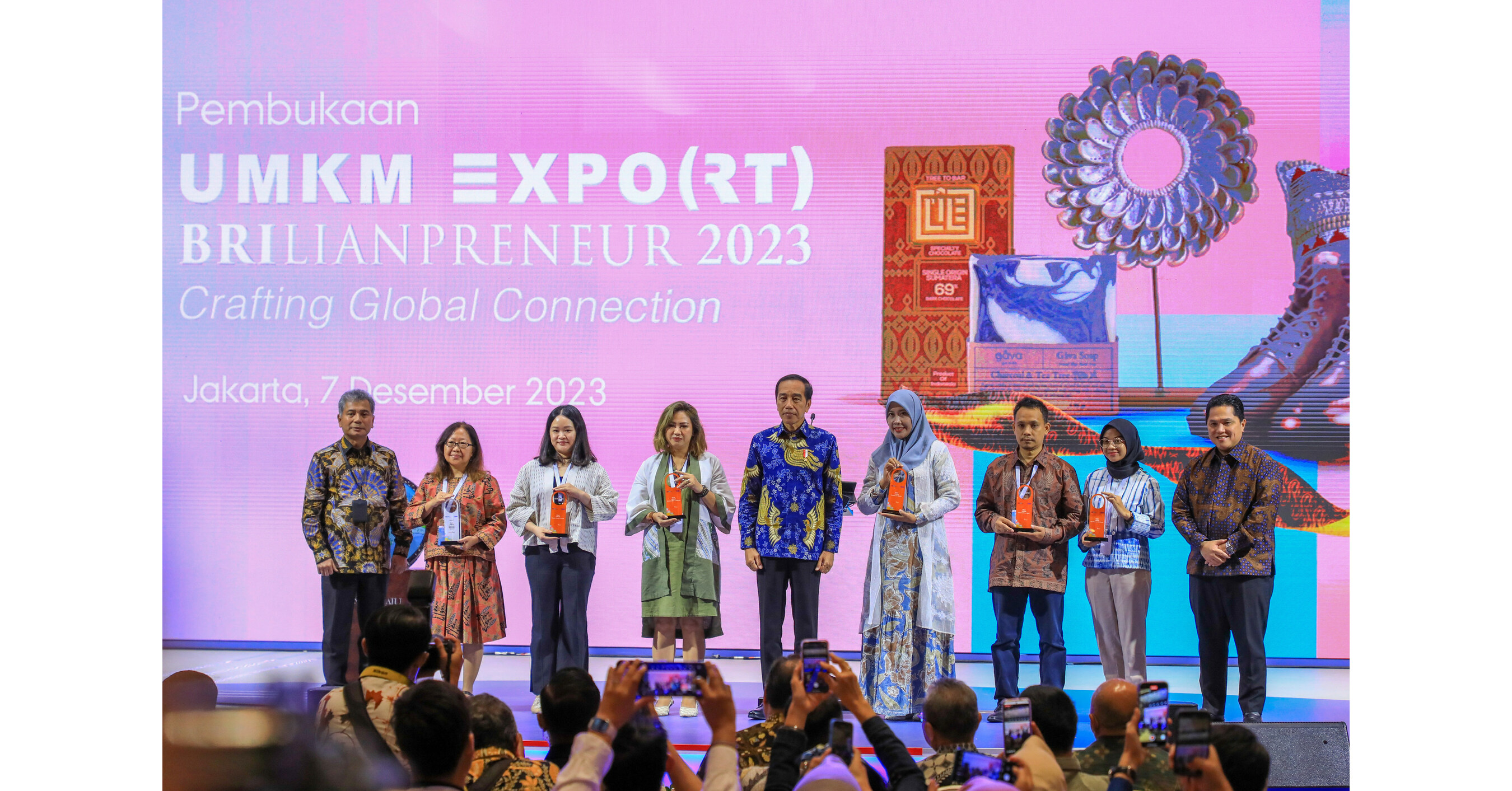 Inaugurando a UMKM EXPO(RT) BRILIANPRENEUR 2023, o presidente Joko Widodo aplaude o apoio da BRI no avan&ccedil;o das MPMEs
