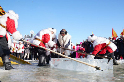 Los trabajadores recogen hielo del río Songhua en Harbin, capital de la provincia de Heilongjiang en el noreste de China, el 7 de diciembre de 2023. (Xinhua/Wang Jianwei) (PRNewsfoto/Xinhua Silk Road)