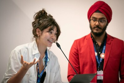Christina McRorie et Abhay Singh Sachal, membres du Conseil des jeunes sur l'environnement et les changements climatiques, s'expriment lors d'un vnement organis dans le cadre de la COP28 (Groupe CNW/Environnement et Changement climatique Canada)