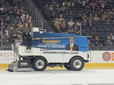 El profesor de CCSD monta el Zamboni