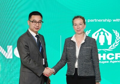 Dennis She, vicepresidente de LONGi, y Dominique Hyde, directora de Relaciones Exteriores de ACNUR, firmaron el acuerdo de cooperación en el Pabellón Solar+ de LONGi durante la COP28 en Dubái, EAU. (PRNewsfoto/LONGi)