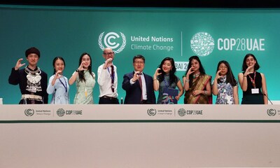 Representantes da GAUC na conferência de imprensa. Da esquerda para direita: XIE Zongxu, BAO Rong, Alice HO, Stephen Davison, LI Zheng, ZHENG Yuhan, Rounok Jahan Khan, XIAO Zhihan, Camila Bertranou. (PRNewsfoto/Global Alliance of Universities on Climate)