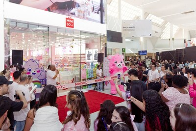 MINISO opens 100th US store in Orlando. (PRNewsfoto/MINISO Group)