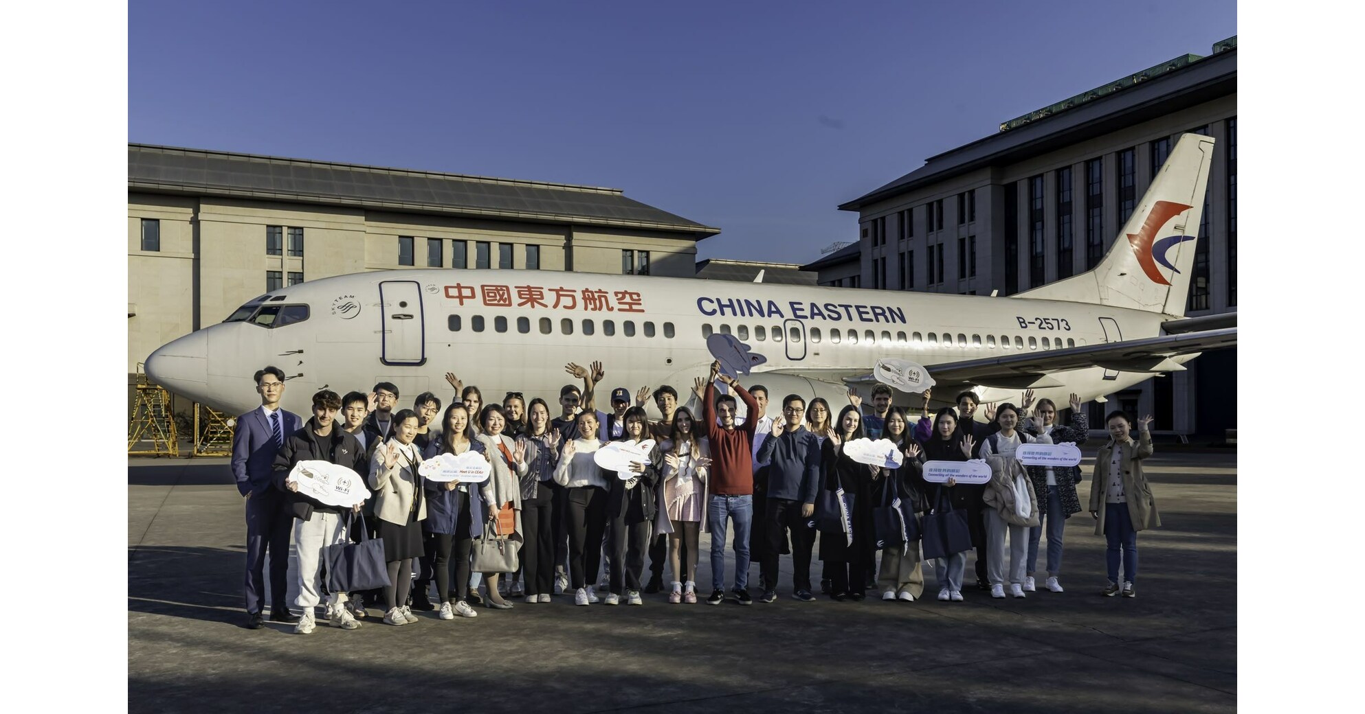 International students visit China Eastern Airlines