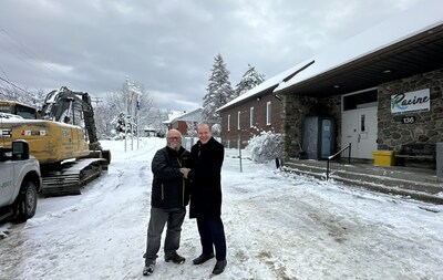 M. Mario Côté, maire de Racine, en compagnie de M. André Bachand, député de Richmond, devant le centre communautaire de Racine. (Groupe CNW/Cabinet de la ministre des Affaires municipales)
