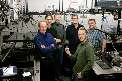   Steve MacLean (Infinite Potential Laboratories), Sylvain Fourmaux (INRS), François Fillion-Gourdeau (Infinite Potential Laboratories), Stéphane Payeur (INRS), Simon Vallières (INRS) et François Légaré (INRS). (CNW Group/Institut National de la recherche scientifique (INRS))