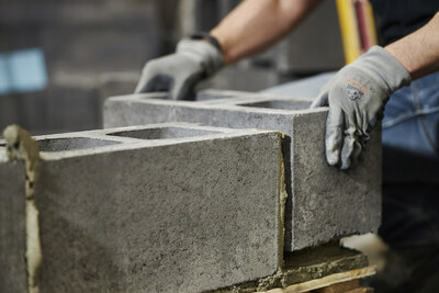 Les blocs de bton CarbiCrete ne contiennent pas de ciment et rpondent ou dpassent les exigences de performance de la norme ASTM C90. (Groupe CNW/CarbiCrete Inc)