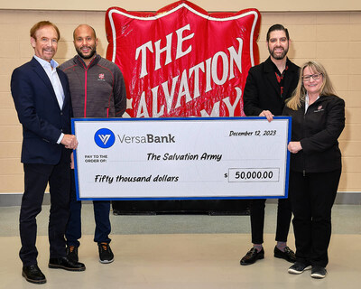 VersaBank President & CEO David Taylor (l-r), The Salvation Army Director of Development Ricky Piedrahita, The Salvation Army Legacy Giving Officer Marco Luciani, and The Salvation Army London and Community Services Executive Director Nancy Kerr celebrate the VersaBank $50,000 donation to Harvest Hope, The Salvation Army’s food security campaign, at a Christmas Assistance Program event in London, Ont. on Dec. 12, 2023. (CNW Group/VersaBank)