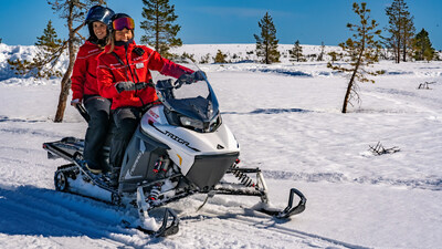 Des employs SkiStar utilisent la motoneige lectrique Nomad de Taiga dans le cadre de leurs oprations sur la montagne (Groupe CNW/Taiga Motors Corporation)