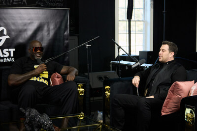 Shaq e Adam Lefkoe durante o primeiro episódio do The Big Podcast with Shaq.