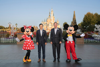 Mickey; Joe Schott, President and General Manager of Shanghai Disney Resort; Ray Zhang, eHi Car Services Founder, Chairman and CEO; and Minnie (from right to left) commemorate the alliance at Shanghai Disneyland