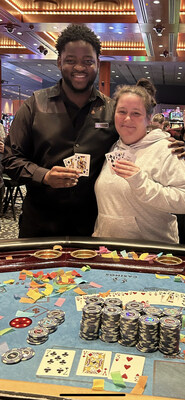 Ashley Sandra Ghavami devient millionnaire au Casino du Lac-Leamy et remporte 1 089 277 $ (Groupe CNW/Loto-Qubec)