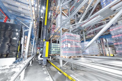 The automated storage & retrieval system SSI Exyz accessing pallets stored on a rack system