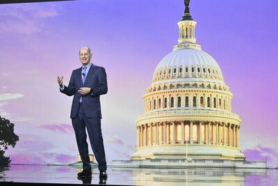 Gary Shapiro, presidente e CEO, Consumer Technology Association, na apresentação sobre o estado da indústria do CTA CES 2023. (PRNewsfoto/Consumer Technology Association)