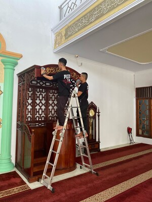 Jalin Kekeluargaan dan Tebar Keceriaan di Ternate, Pizza Hut Kerja Bakti di Masjid Sambil Berbagi Kelezatan Pizza