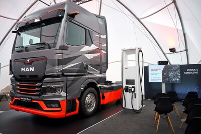 They get on well: the new MAN eTruck next to an ABB E-mobility charging station.