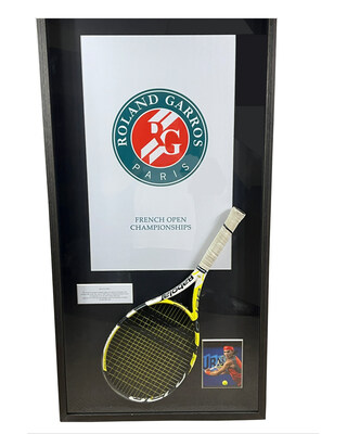 La raqueta con la que Rafael Nadal obtuvo el punto de campeonato en la final de Roland Garros 2007 sobre Roger Federer, en un marco artesanal. La raqueta incluye un documento de Resolution Photomatch, como confirmación forense de que fue la misma con la que se ganó el punto final. (PRNewsfoto/Prestige Memorabilia)