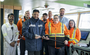 Premier navire de 2024 à Port-Cartier : ArcelorMittal remet sa canne à pommeau d'acier au capitaine du AM HAMBURG