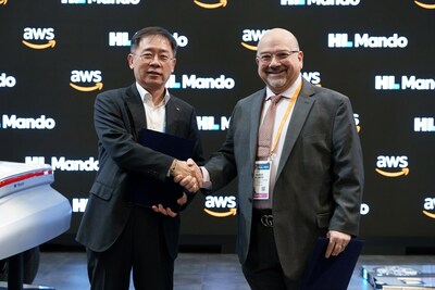 Cho Seong-hyeon, Vice Chairman of HL Mando(Left), Yasser Alsaied, Vice President of IoT at AWS (Right)