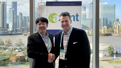 Edged Energy Global Account Executive Ron Kolber signs carrier agreement with Axent CCO Peng Yang.