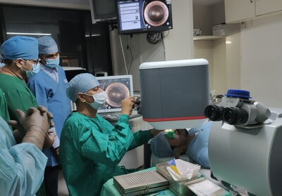 Dr. Niteen Dedhia performs the first ELITA SILK surgery at Ojas Eye Hospital, introducing cutting-edge vision correction in Mumbai