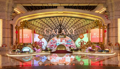 位於鑽石大堂中央的新春主題裝飾，以巨型紙扇、燈籠、元寶等中國傳統文化元素構築富麗堂皇的視覺造型，走近即能感受到新春氣息，是理想的拍照打卡之選。