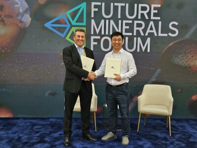 Mr. Boris Eykher CEO of Open Mineral with Mr. Changhui Wang, COO and Co-Founder of Zhaogang signing the strategic agreement at the Future Minerals Forum in KSA.