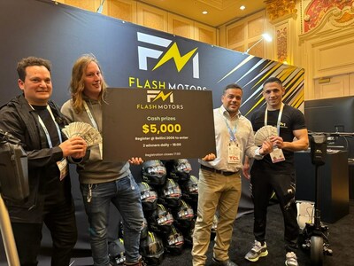 The two happy winners on the left and right, together the President of Flash Motors, Toby Olshanetsky. (PRNewsfoto/Flash Motors)