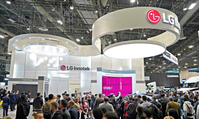 The visitors listen to an explanation from a staff member at LG Innotek’s public booth in the West Hall of the LVCC (Las Vegas Convention Center).