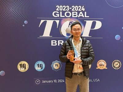 Benjamin Jiang, CEO of Infinix, received the 2023-2024 Most Innovative Mobile Phone Brand Award at CES 2024