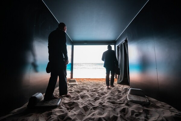 At the CES exhibit, bare-foot attendees are captivated and immersed by SUMSEI’s booth, which artfully recreates the serene motifs of the sea and sandy beach through the innovative Air Shower experience. At the CES exhibit, bare-foot attendees are captivated and immersed by SUMSEI’s booth, which artfully recreates the serene motifs of the sea and sandy beach through the innovative Air Shower experience.