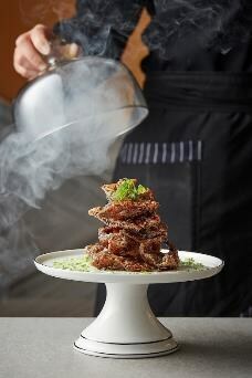 「花悅庭」還有很多招牌京淮名菜包括水晶醉大閘蟹凍、灌湯蟹粉大黃魚、京燒文火和牛肉，以及特選果木烤鴨配霜降鵝肝皇家紅寶石魚子醬及千層酥等。
