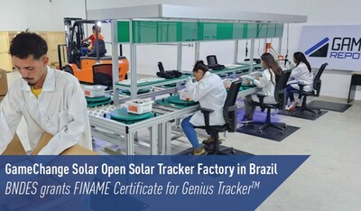 Funcionários da fábrica da GameChange Solar no Brasil produzindo componentes do Genius Tracker(TM)