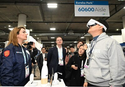 Seoul Mayor Oh Se-hoon visited the La French Tech booth at CES 2024 to exchange opinions with the representative and discuss cooperation