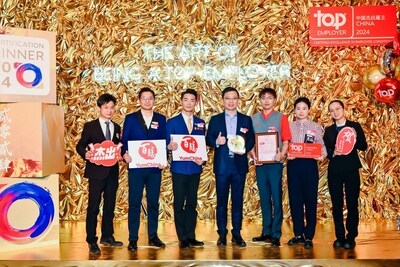 Jerry Ding, Chief People Officer of Yum China, accompanied by six Restaurant General Managers (RGMs), accept the Top Employer China award on behalf of the company