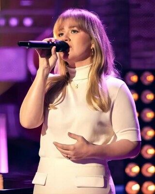 Kelly Clarkson shines in LILYSILK Solomon Sweater on her latest The Kelly Clarkson Show.