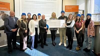 Mary Deacon, Chair of Bell Let’s Talk, presents the Université de Moncton with $83,000 for their post-secondary mental health program. (CNW Group/Bell Canada)