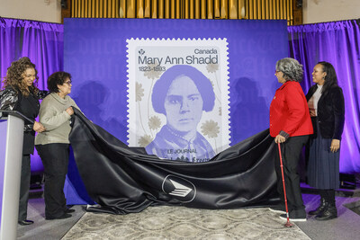 Descendants of Mary Ann Shadd and Canada Post Director of Equity, Diversity and Inclusion, Brandy Ryan unveiling the stamp

Photo credit: Carlos Osorio (CNW Group/Canada Post)