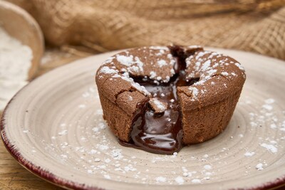 Mi-cuit au chocolat fait avec de la farine biologique italienne. (PRNewsfoto/PURE FLOUR FROM EUROPE)