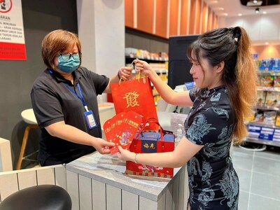 Supermercado AEON en Malasia, donde son muy populares los sabores chinos como el licor de ciruela verde MEIJIAN (PRNewsfoto/MEIJIAN)