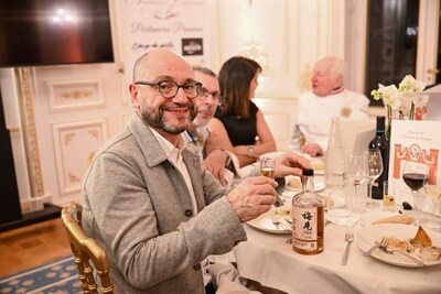 Beber licor chino de ciruela verde y vivir el reencuentro de la Fiesta de la Primavera (PRNewsfoto/MEIJIAN)