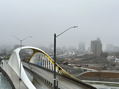 Cherry St. South Bridge with the newly opened Cherry St. North Bridge and roadway in the distance (CNW Group/Entuitive)
